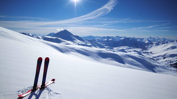 Location de skis : vivez la montagne autrement, entre simplicité et plaisir